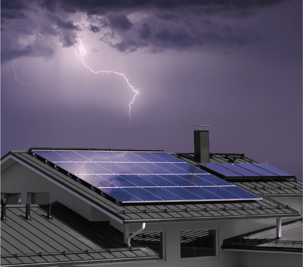 带有住宅防雷保护的房屋上空的雷击。
